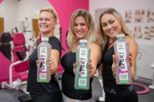 Aura Fit je moderní dámské fitness, které dokonale rozumí potřebám zaneprázdněných žen. Nabízíme bezpečné a přátelské prostředí, kde se nemusíte obávat nevyžádaných pohledů. Náš efektivní koncept je navržen tak, abyste za pouhých 30 minut procvičila celé tělo, načerpala novou energii a vyčistila si hlavu. Naše usměvavé trenérky vždy rády poradí a podpoří vás na cestě za lepší kondicí.